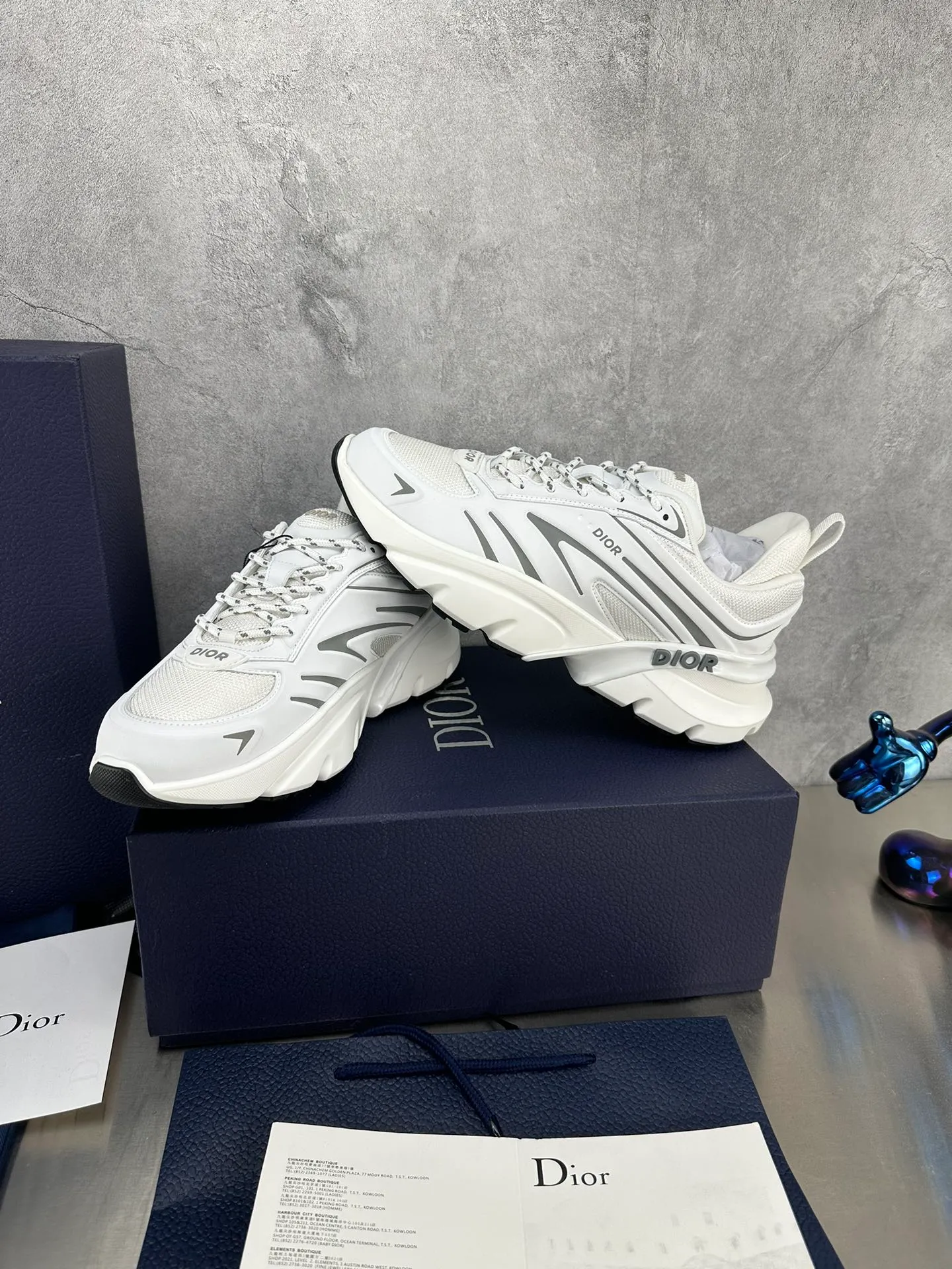 👟👟Ex-factory price 680👟👟 Dior B44 Blade sneakers for couples, a one-to-one replica of the original version. Embellishing the lifestyle capsule collection designed by lewishamilton, the dior B44 Blade sneaker is characterized by 2000s-inspired curves and a strong sense of volume. Promising a sporty yet retro-futuristic feel, they come in microfiber and canvas inlays and are embellished with the 'Dior' signature. These unique pieces, embellished with blades, capture the twisted beauty of the running world. The B44 Blade sneaker features a generous, voluminous silhouette inspired by the 2000s. Made from technical mesh, the upper features tonal technical fabric panels and features contrasting blade inserts on the sole for a running element. The Dior logo is featured on the upper, heel and sides. Two-tone laces and supportive socks accentuate its sporty aesthetic, giving the sneaker an ultra-modern edge to elevate its casual look. Couple size: 35-40, male 39-45